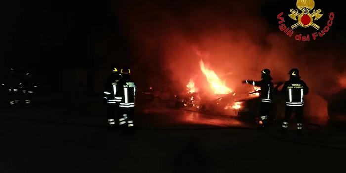 Acate, auto distrutta dalle fiamme nel corso della notte