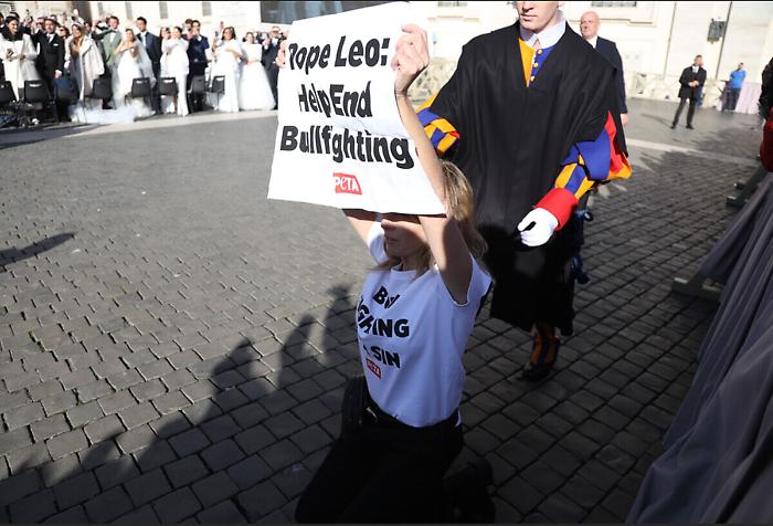 L'attrice iblea Loredana Cannata arrestata in Vaticano: ha saltato le transenne per protestare contro la corrida