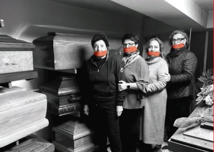 Un bavaglio dinnanzi a un gruppo di bare: a Catania la campagna shock per la Giornata contro la violenza sulle donne