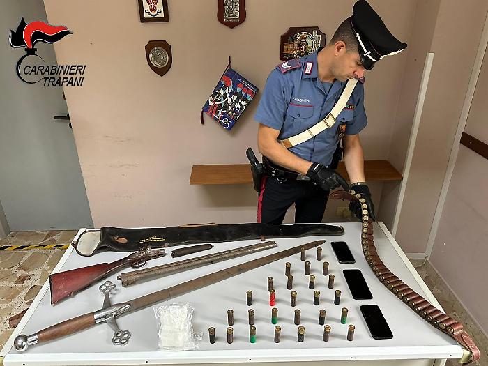 Castelvetrano, in giro per le vie del paese con la cocaina: due arrestati, uno di loro aveva anche un fucile