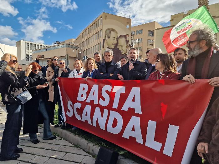 Ars, l'annuncio dei Cinquestelle: «Martedì presenteremo la mozione di sfiducia per Schifani»