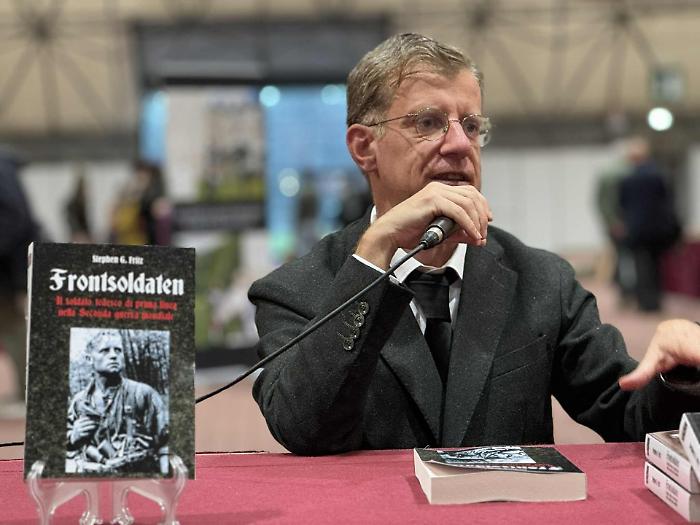 L'ex candidato di CasaPound a Palazzo Platamone. Il sindaco: «Libro su Céline, accuse strumentali», e la presentazione si sposta 