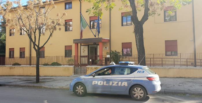 Furti seriali nei supermercati, arrestate due donne sorprese con la refurtiva nel cestino dell'e-bike