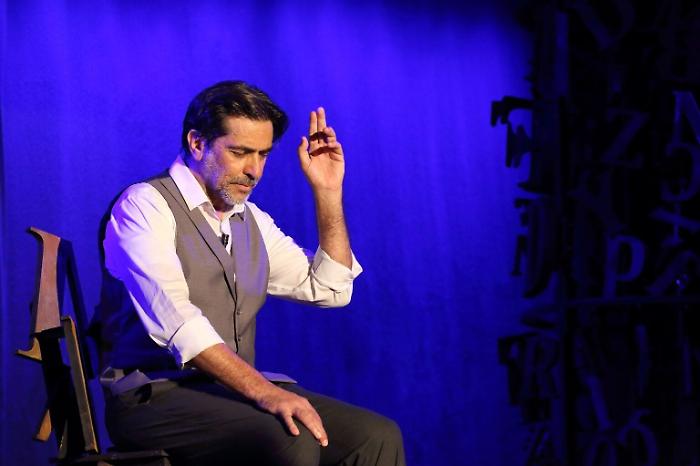 Sergio Vespertino con “Pirandello. Questo, codesto e quello” al Cine Teatro Garibaldi di Giarre per la rassegna “Kallipolis”