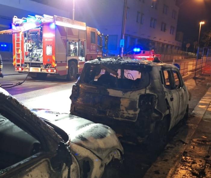 Clamoroso episodio a Modica, incendiate alcune auto della Guardia di Finanza proprio sotto la caserma