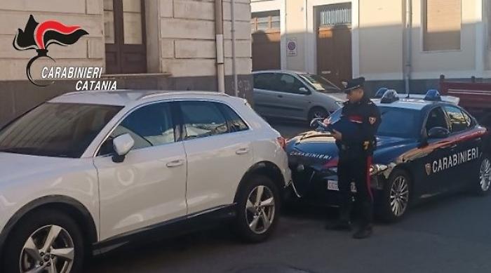 Catania, ladri stavano effettuando un "pit-stop" veloce: presi con il crick in mano in via Plaja