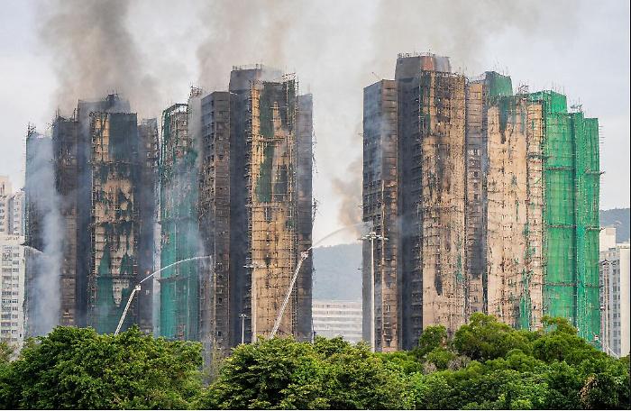 Inferno a Hong Kong: il rogo di Tai Po devasta il complesso Wang Fuk Court
