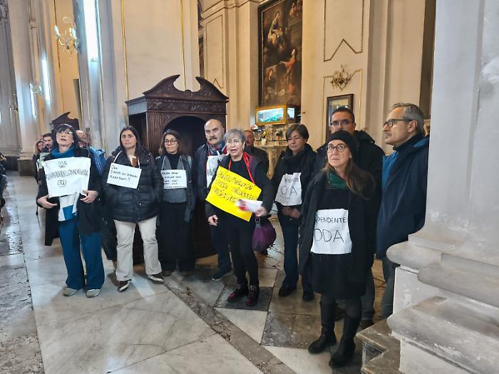 Oda, la protesta si sposta in chiesa: i lavoratori mostrano i cartelli durante la messa