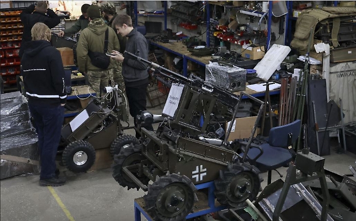 Il mosaico della guerra in Ucraina: nuovi aiuti, colloqui segreti, dichiarazione di pace e 76 droni abbattuti