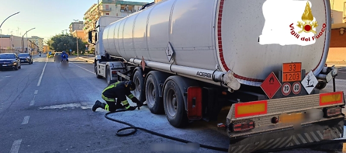 Autocisterna in fiamme, i vigili del fuoco intervengono appena in tempo