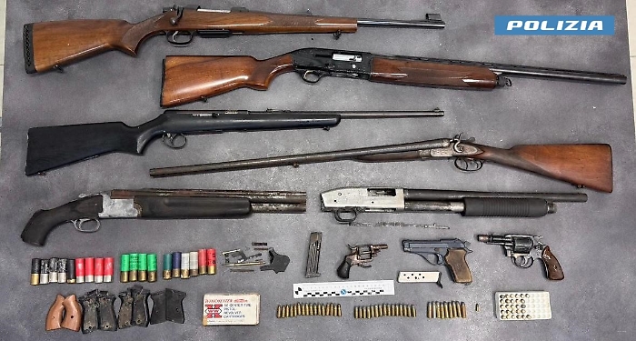 Scicli, nell'officina un arsenale di armi: arrestato