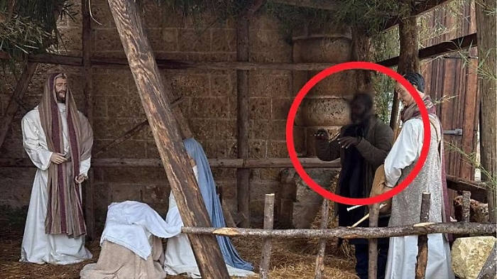 Si finge figura del presepe per sfuggire all'arresto: scoperto dal sindaco 