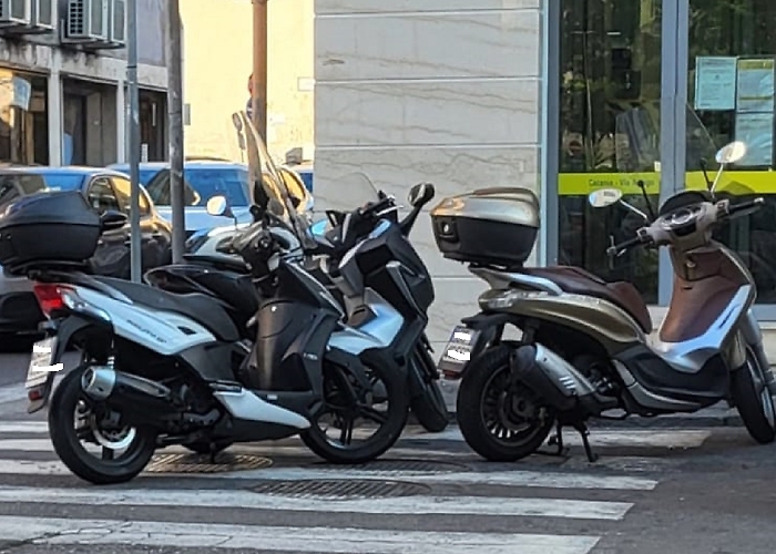 Parcheggio su strisce pedonali