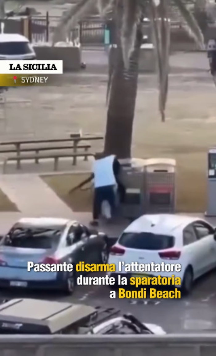 Ahmed al Ahmed &egrave; l'eroe di Bondi Beach: colpito da due proiettili per disarmare uno degli attentatori