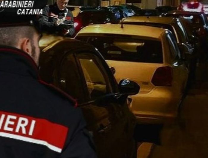 Tentano di aprire la cassaforte con un flex: quattro banditi sequestrano due dipendenti a Catania