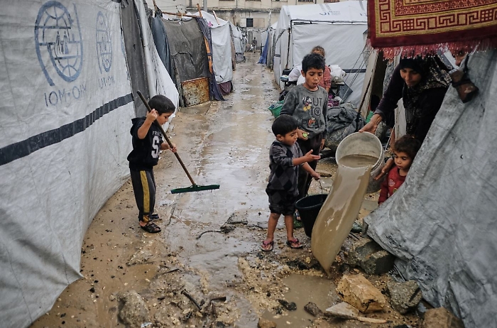 Piogge torrenziali a Gaza: tende e ospedali allagati, appello urgente per aprire i valichi. &laquo;Il freddo riuscir&agrave; dove le bombe hanno fallito&raquo;
