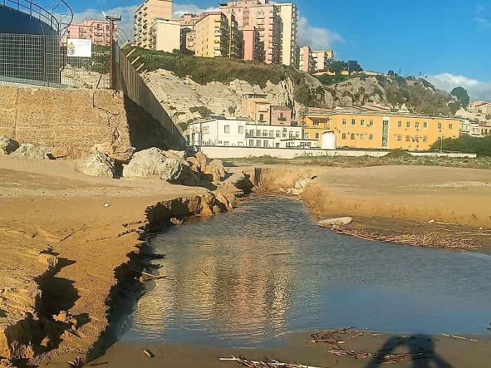 Il dissalatore mobile a Porto Empedocle &egrave; il "Cavallo di Troia" sulla spiaggia di Camilleri: il comitato Mare Nostrum attacca e chiede risposte immediate
