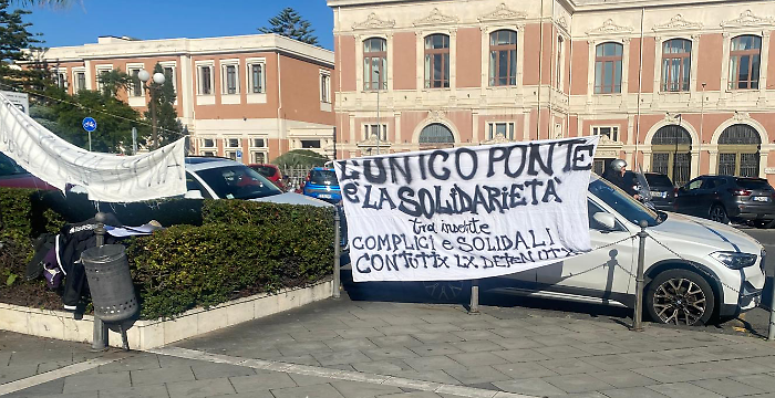 Tre manifestanti a processo, un centinaio in presidio in solidariet&agrave; con gli imputati