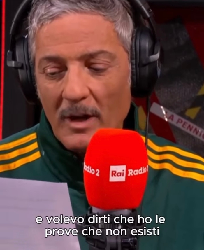 Fiorello tira fuori la letterina di Corona: &laquo;Caro Babbo Natale, sono Fabrizio e ho le prove che non esisti...&raquo;