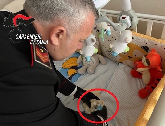 Dosi di cocaina nascoste nella culla della figlia: arrestato per la seconda volta in cinque giorni