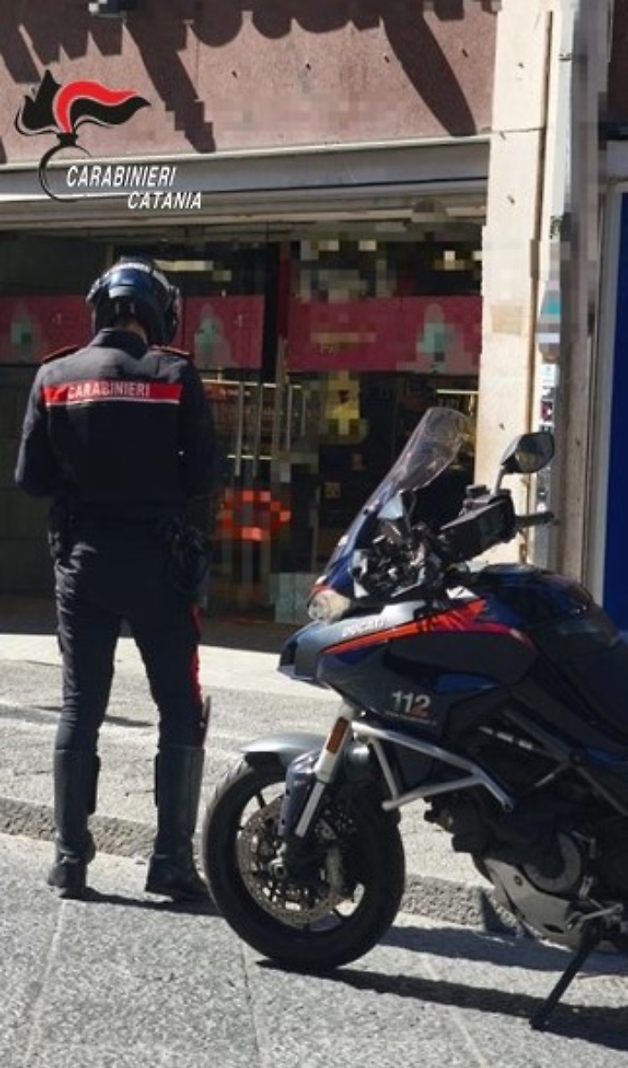 Ladro di giubbotti furbacchione: tenta rapina in un negozio ma viene notato e denunciato