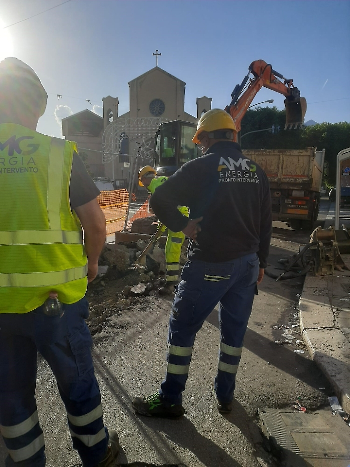 Perdita di gas a un incrocio, ripristinata la tubazione ma il semaforo &egrave; ancora spento