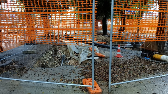 Giardini pubblici, lavori del gas sospesi e scavo abbandonato: preoccupazione per la sicurezza