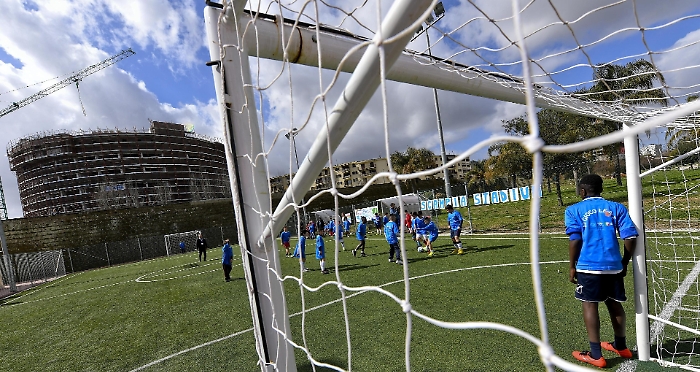 &ldquo;Un contrasto, un silenzio innaturale&rdquo;: la vigilia di Pordenone spezzata dalla morte di un quindicenne in campo