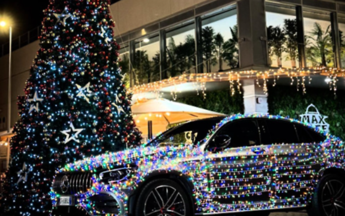 In giro a Bari con la Mercedes trasformata in una sorta di albero di Natale: multato