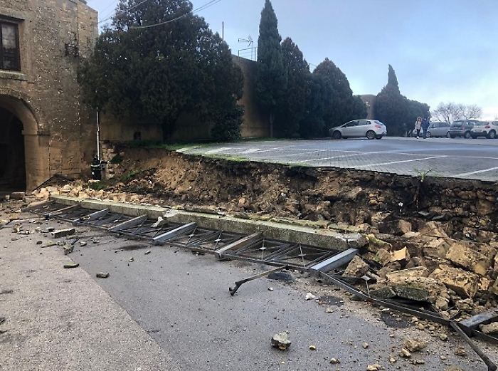 Cede il muretto del cimitero di Enna in piazzale Di Dio: e i tempi per il ripristino si allungano