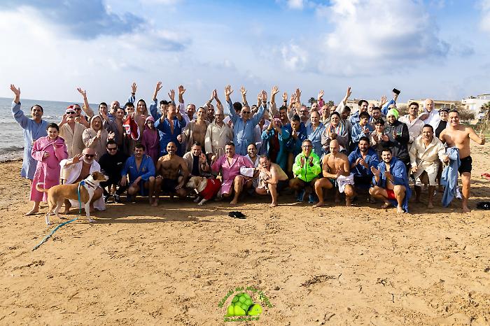 Tra musica, vento e coraggio: centocinquanta al bagno di capodanno a Campobello di Mazara