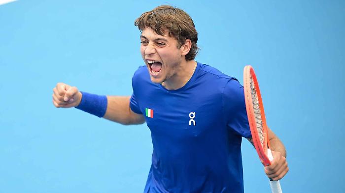 Cobolli, la pallina che cade e la lite con l'arbitro e con Wawrinka: cosa &egrave; successo alla United Cup in Australia