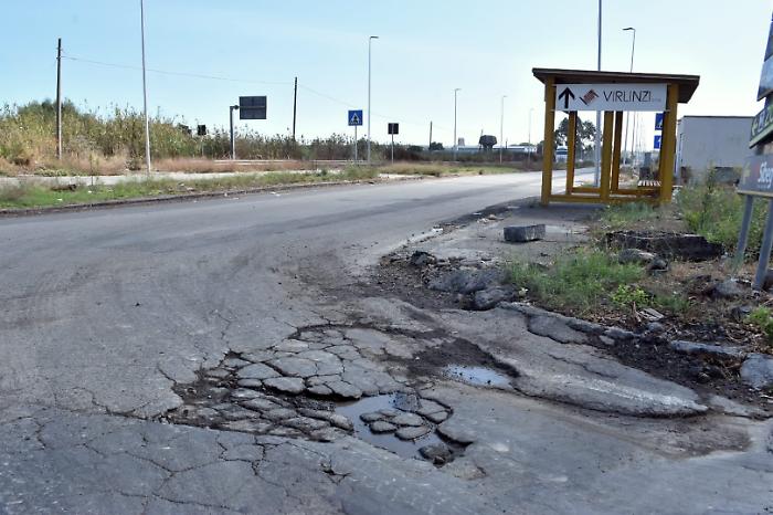 strade dissestate alla zona industriale di catania