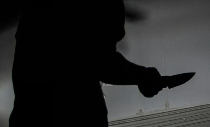 Patern&ograve;, lite in famiglia degenera in aggressione: padre ferisce il figlio con un&rsquo;arma da taglio