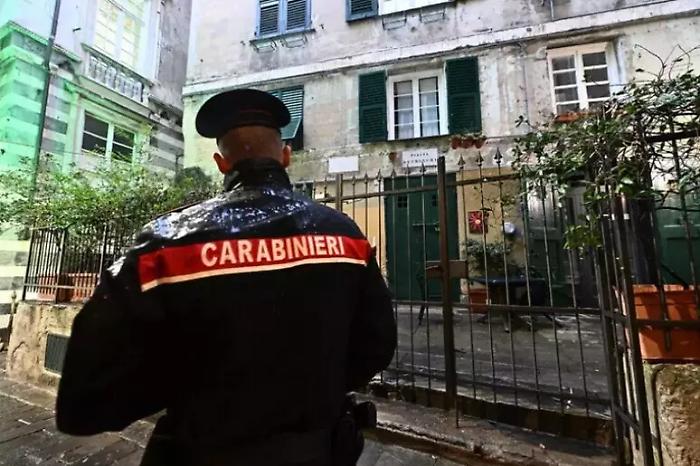 Si getta dal primo piano per sfuggire al compagno che l&rsquo;avrebbe accoltellata