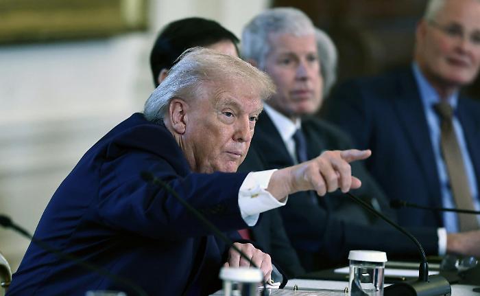 Trump: &laquo;Prenderemo la Groenlandia "con le buone o con le cattive" e decideremo chi sfrutta il petrolio del Venezuela