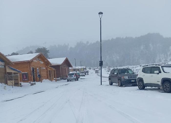 Sull&rsquo;Etna arriva la neve, ma non &egrave; abbastanza per aprire le piste da sci. Eppure il vulcano &egrave; affollato di escursionisti