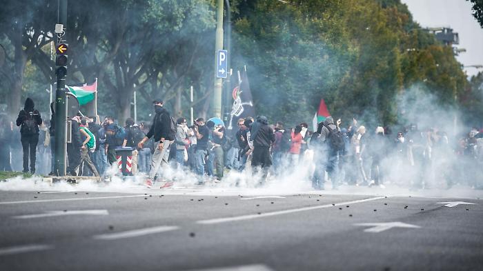 Disordini ai cortei pro Palestina, blitz all&rsquo;alba a Torino