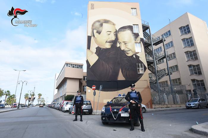 Ladri vengono scoperti dalla proprietaria e poi fuggono con la bici elettrica: due arresti a Palermo