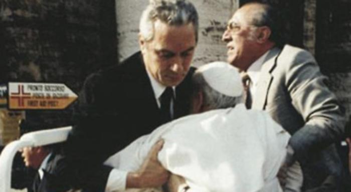 Si &egrave; spento a Roma lo storico aiutante di tre Papi: fu lui il primo a soccorrere Wojtyla dopo l'attentato
