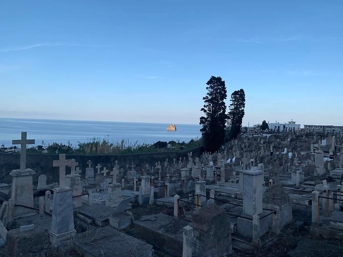 Stromboli abbandonata: la morte di Roberto Cusolito mette a nudo il cimitero al collasso