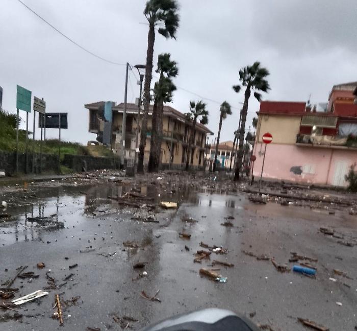 Mareggiata devastante nel Giarrese: Riposto e Fondachello invase da fango e detriti