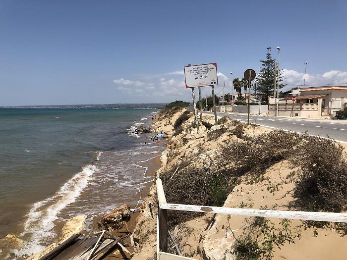 La costa iblea continua a scomparire sotto i colpi delle mareggiate