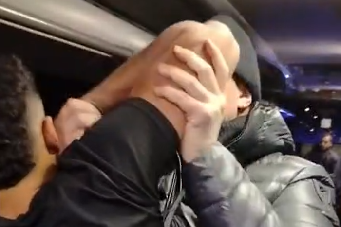 Rifiuta una riparazione, meccanico 57enne pestato a sangue. Lotta tra la vita e la morte