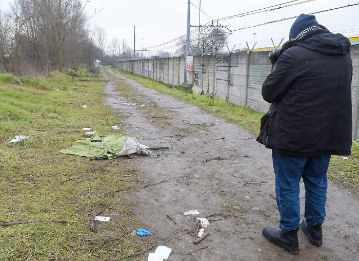 Rogoredo, ombre su un agente: richieste di denaro e droga al pusher ucciso. Dentro l&rsquo;inchiesta che scuote Milano