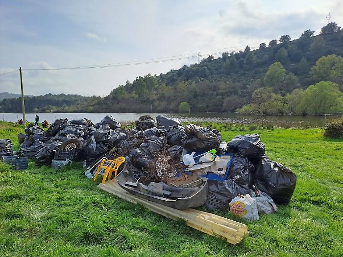Duecentocinquanta sacchi di rifiuti e 40 contenenti bottiglie di vetro, RagusAttiva colpisce ancora