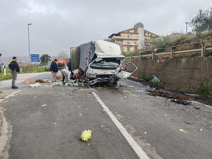 Scontro fatale sulla Statale 410: un morto e sei feriti nell'impatto tra auto e camion di frutta
