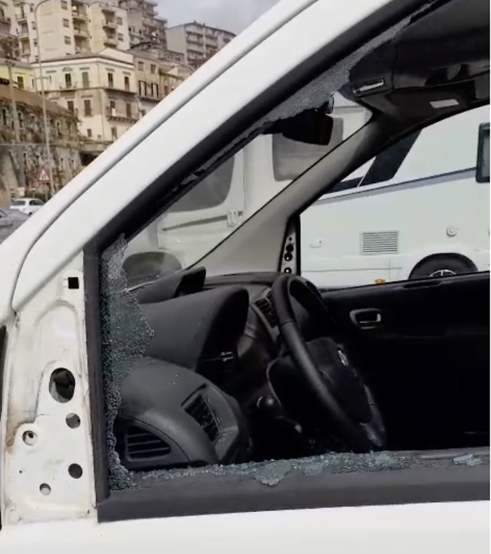 Modica, devastato il pulmino dell'associazione Casa don Puglisi con cui venivano aiutati i pi&ugrave; fragili