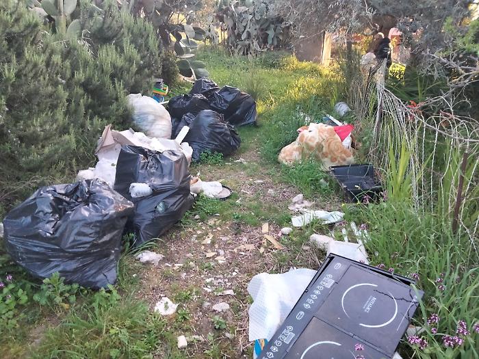 Chiaramonte, scaricano rifiuti di ogni tipo nel terreno di propriet&agrave;