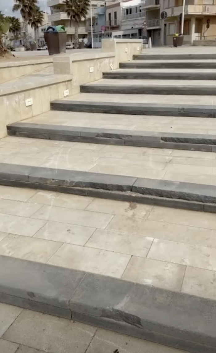 Scoglitti, Scuderi denuncia: "Amministrazione approssimativa, fanno rimuovere la sabbia e causano danni al lungomare"